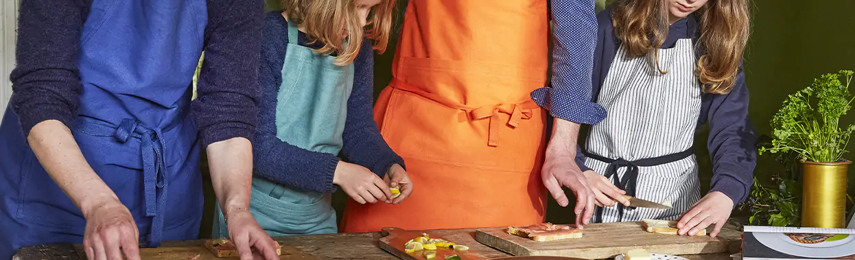 Apron, oven mitten and pot holder