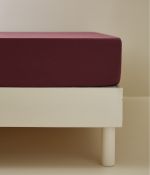 Percale prune fitted sheet